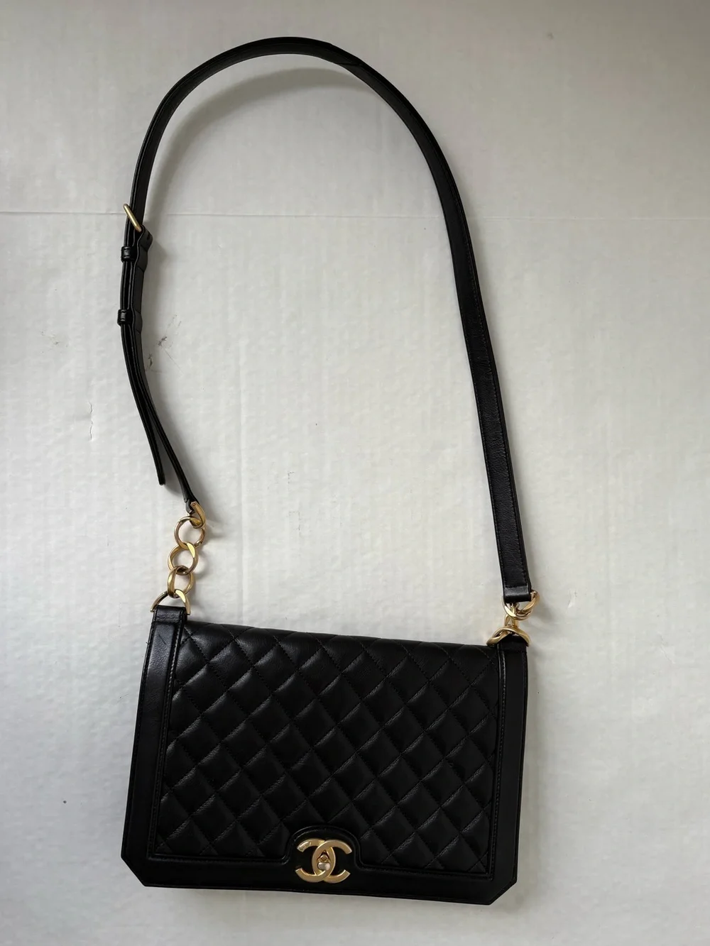 CHANEL Black Quilted Leather Flap Shoulder Crossbody Bag Gold Chain CC Turnlock